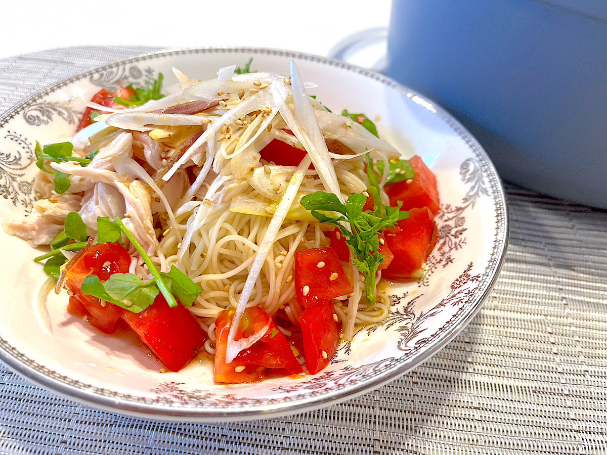 無水調理鍋で作る蒸し鶏とトマトのぶっかけそうめん