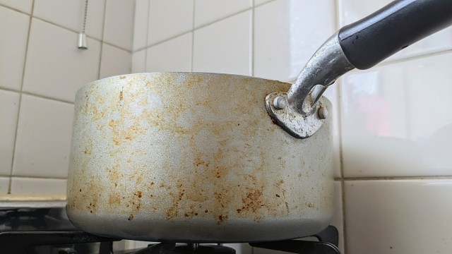 鍋の外側が焦げ付いてしまったら?身近なもので行う対処法!